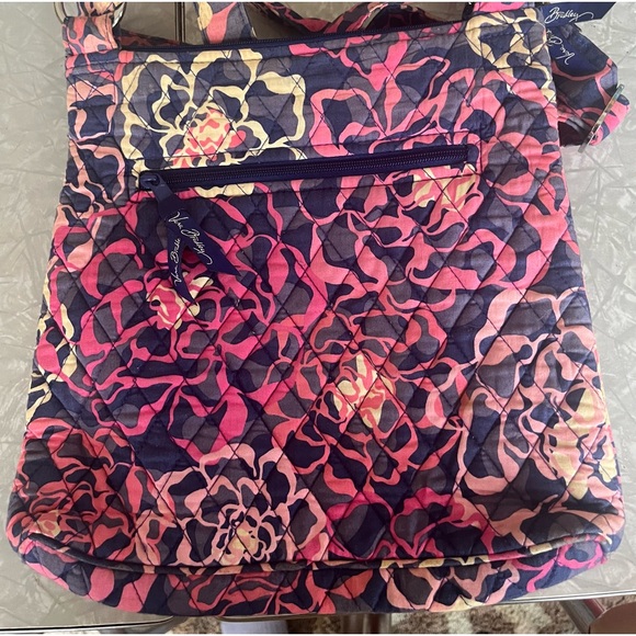 Vera Bradley crossbody Catalina Pink pattern - Picture 2 of 5